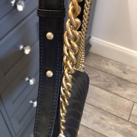 No Scratches, rips, or tears no scuff marks - Picture 4 of 11